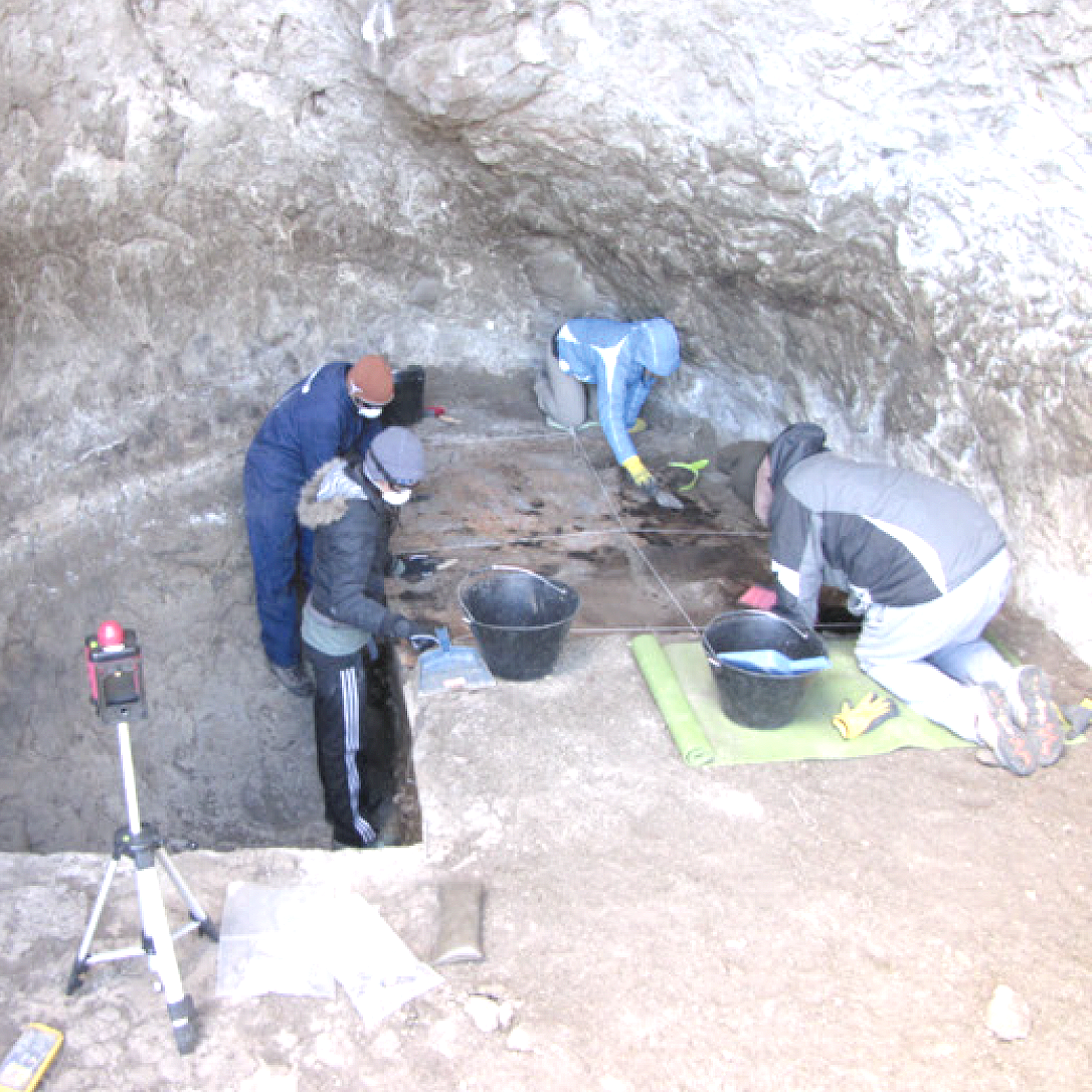 Excavación de la capa superior de Cueva de la Vieja